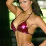 Renata Gonzalez Fotos En Bikini Morado Con Minifalda 42