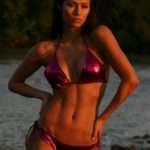 Renata Gonzalez Fotos En Bikini Morado Con Minifalda 3