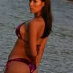 Renata Gonzalez Fotos En Bikini Morado Con Minifalda 1