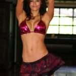 Renata Gonzalez Fotos En Bikini Morado Con Minifalda 38