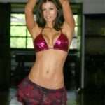 Renata Gonzalez Fotos En Bikini Morado Con Minifalda 30