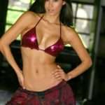 Renata Gonzalez Fotos En Bikini Morado Con Minifalda 29